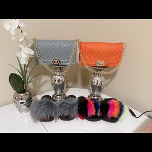 Furry slides w/handbag